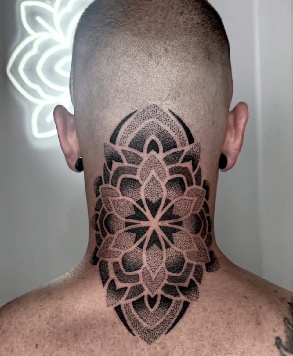 Dotwork mandala on the back of the head by Greg